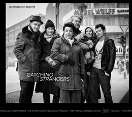 Abbildung von Barth | Alexander von Reiswitz: Catching Strangers. The Family Constellation Project - Inszenierte Porträts & Geschichten über Familie, Identität und Zufall | 1. Auflage | 2025 | beck-shop.de